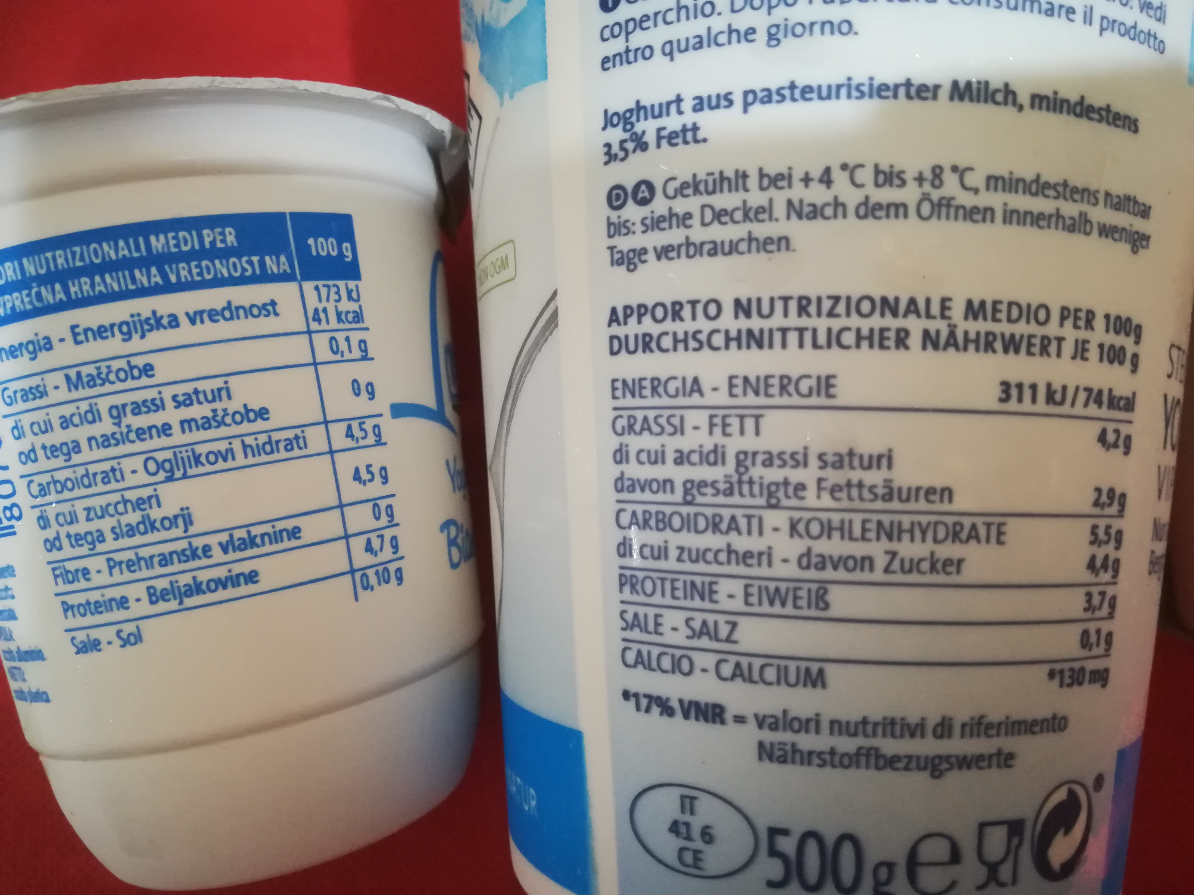 a sinistra yogurt bianco magro, a destra yogurt bianco intero